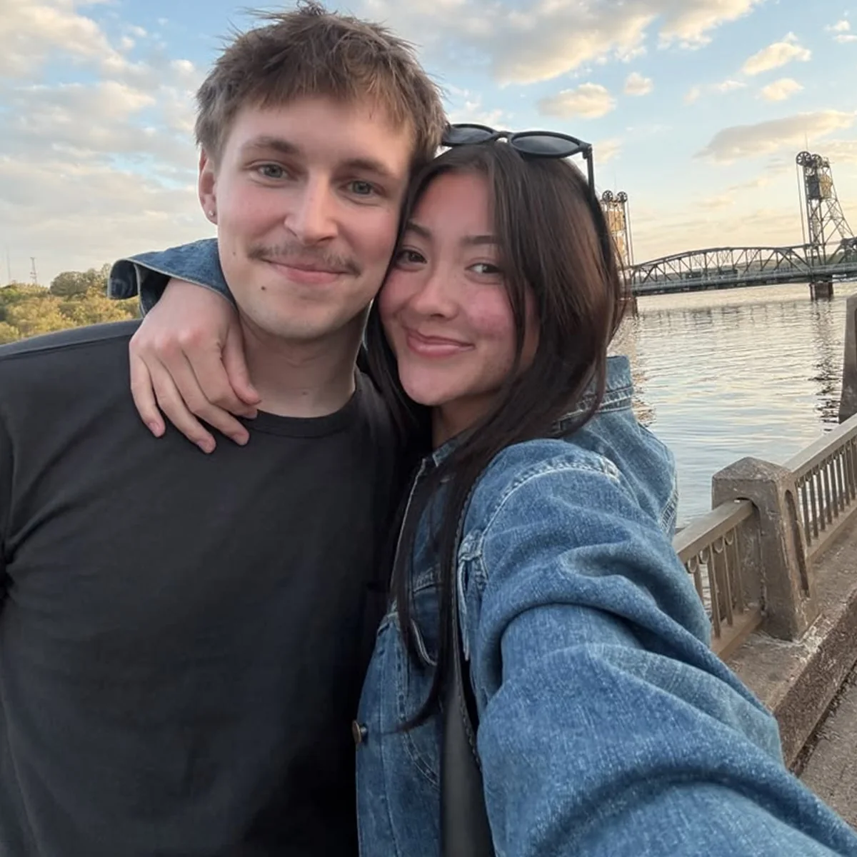 Původní fotka: mladý pár na selfie u&nbsp;řeky